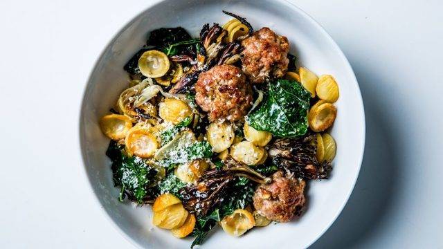 Здравословна топла салата с кюфтенца от млечно телешко и паста