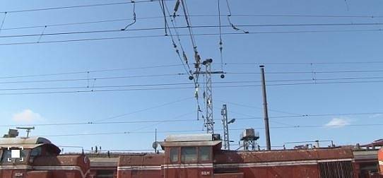 Момче пострада от волтова дъга при опит да си направи селфи върху влак