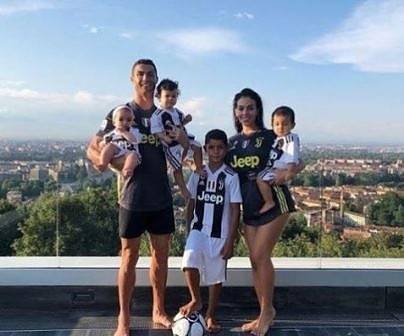Кристиано пусна семейна снимка облечени в екипи на Ювентус