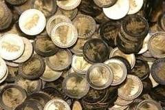 Индонезиец плати 10 000 евро на бившата си съпруга в монети