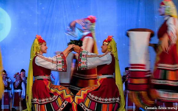 Стотици се хванаха на пищно хоро в Морската градина