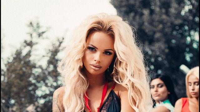 Сузанита пак сътвори огромен скандал: Съблече се чисто гола и показа …(СНИМКИ)