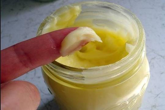 Това е рецептата на дядо Влайчо за мехлема, който лекува всичко! Споделете с приятелки!