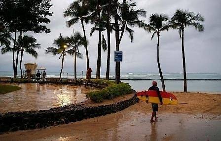 Тропическата буря „Лейн“ се отдалечава от Хаваите