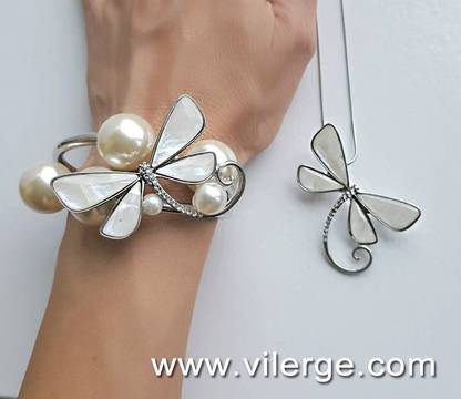 ПРИКАЗНАТА ЕСЕН С ТОП КОЛЕКЦИЯ БИЖУТА ЗА ЖЕНИ