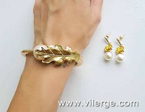 РОМАНТИКА С ПЕРЛИ В БИЖУТАТА СЕ ЕСЕНТА