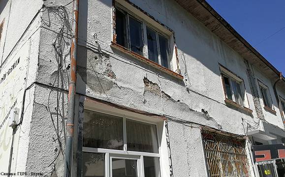 Общината с предписание към собственика на рушащата се сграда до ОУ „Княз Борис I“