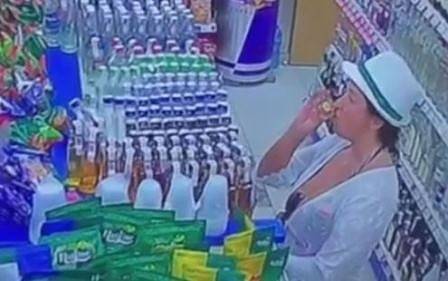 Куриозна кражба от магазин в „Слънчев бряг”. Туристка пие алкохол и бяга (СНИМКИ)