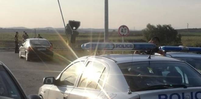 Два влака блъснаха кола на жп прелез край Стара Загора