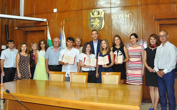Николов връчи национални дипломи на бургаски отличници