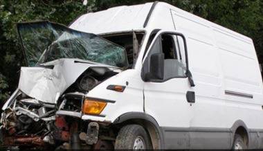 Микробус за хора с увреждания се е врязал във фонтан в Пазарджик, загинал е шофьор пенсионер