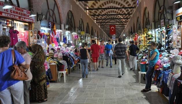 Ето защо всички се юрнаха към Турция: За 2 лв. си купуваш 3 тениски или чифт дънки, а за 50…