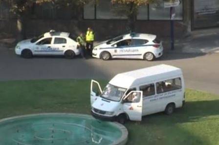 Микробус се вряза във фонтан в Пазарджик, шофьорът загина