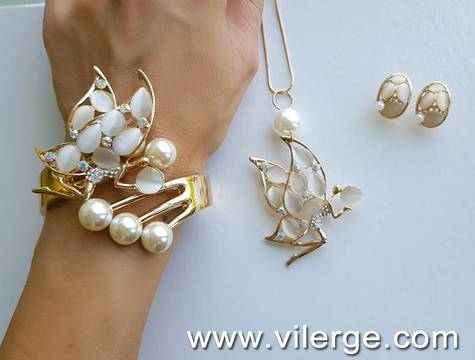 ЗЛАТНА КОЛЕКЦИЯ БИЖУТА С ПЕРЛИ ЗА СЕЗОН ЕСЕН