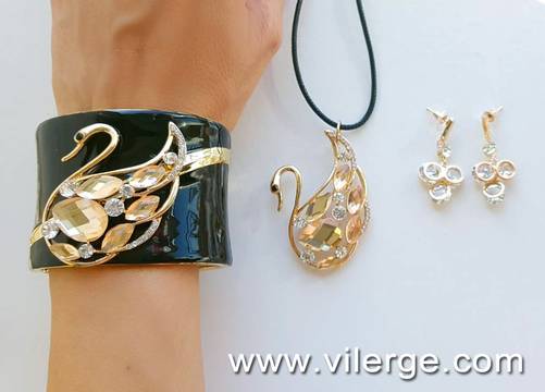 МОДНА ЛИНИЯ БИЖУТА ЗА ЕСЕНТА С ЛУКС ГРИВНИ