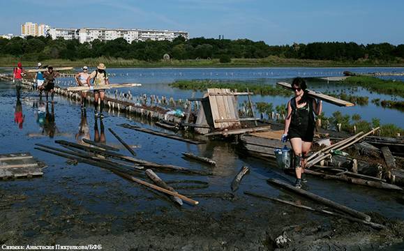 70 доброволци ремонтираха домовете на птиците в Атанасовско езеро