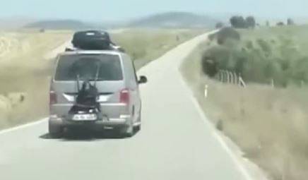 Баща завърза дъщеря си за багажника на автомобил като наказателна мярка (СНИМКА)