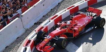 Фетел блъсна Ферарито си по време на фестивал в Милано