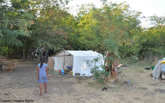 Общината разтури катун и вдигна с паяка каруца в парк „Минерални бани“
