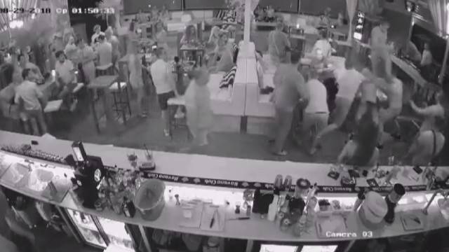 Масов бой в стил мутренските времена разтресе Бургас (кадри от мелето)