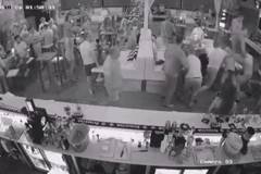 Масов бой в стил мутренските времена разтресе Бургас (кадри от мелето)