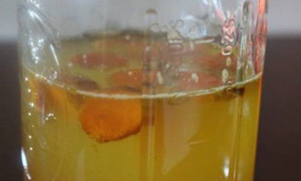 Тя пиеше топла вода с куркума всяка сутрин, цели 12 месеца, а след това вижте какво й се случи!