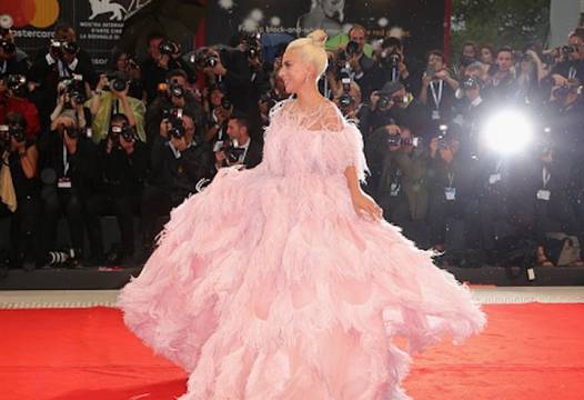 Лейди Гага очарова публиката на кинофестивала във Венеция
