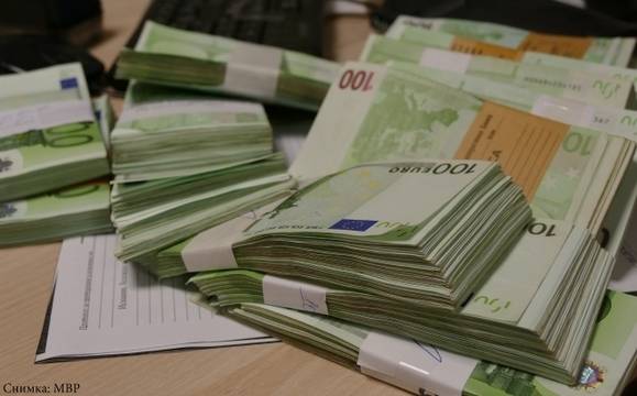 Разследват семейство за данъчни измами и пране на пари