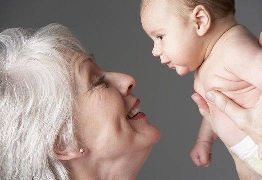 Баба разтърси мрежата с писмото си до новородената си внучка! По-трогателно и мъдро послание за живота досега не сте срещали!