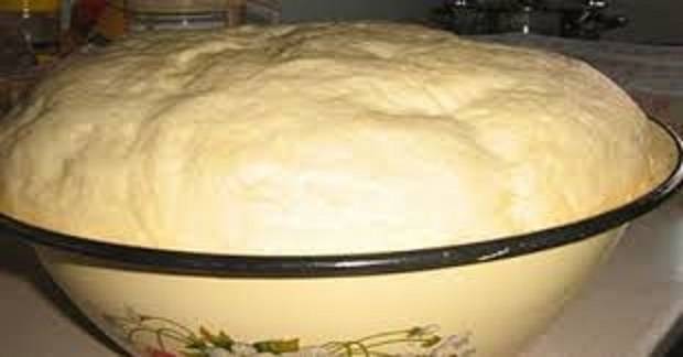 Бабина рецепта за тесто-чудо за пици и мекици, което изкарва няколко дни!