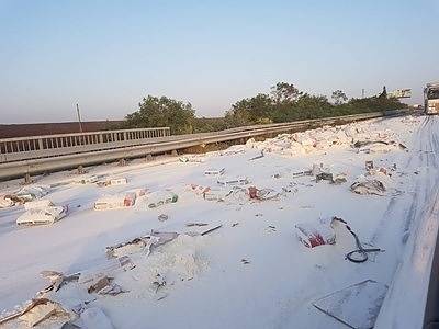 Камион аварира, изсипа брашно по магистрала „Хемус” (СНИМКИ)