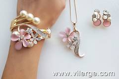 БИЖУТА ЗА ЕСЕН С ПЕРЛИ И ЗЛАТО С ГРИВНИ ЗА ЖЕНИ