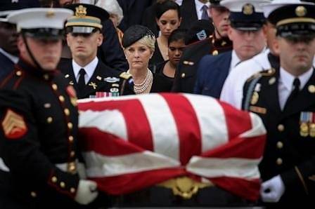 Джон Маккейн бе погребан във Военноморската академия в Анаполис