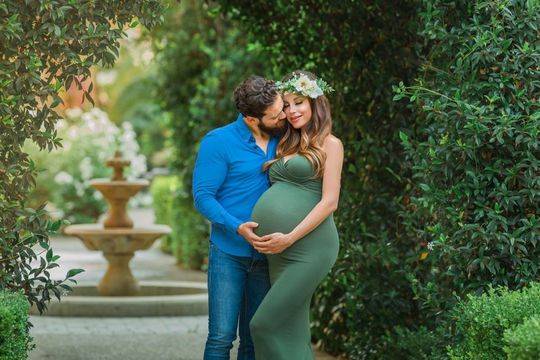 Теди Бургазлиева зарадва всички с приказната фотосесия с мъжа си и много бременното й коремче (снимки)