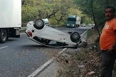 Камъни обърнаха кола на пътя в Кресненското дефиле