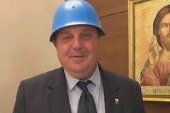 Вицепремиер-умиротворител! Социалните мрежи залети с коментари за синята каска на Каракачанов