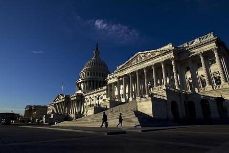 Представители на Фейсбук и Туитър на разпит пред Сената