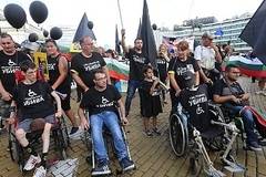 Майките на деца с увреждания протестират пред парламента