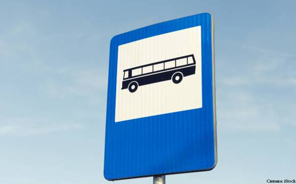 Общински съветник алармира за липсващи заслони по автобусни спирки в Бургас