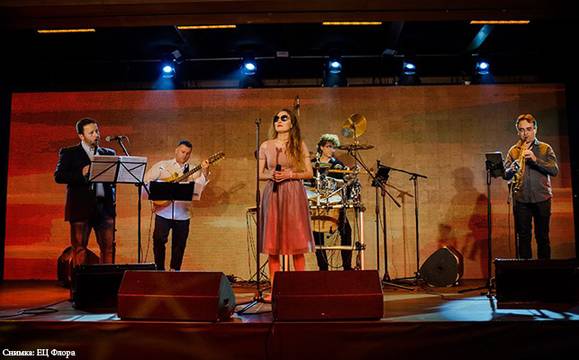 „Glo Bal Kan“ представят любопитен прочит на фолклорната музика във „Флората“