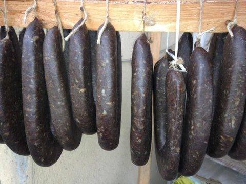 Агенцията по храните забрани всички домашни суджуци, наденици, луканки и сланина!