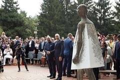 Откриха паметник на Махатма Ганди в София (СНИМКИ)
