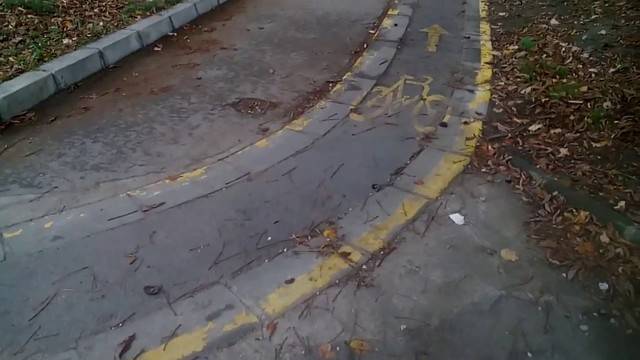 ИНЖЕНЕРЕН АБСУРД СЪЗДАВА ОПАСНОСТ ЗА ПЕШЕХОДЦИ И ВЕЛОСИПЕДИСТИ РАЗЛИЧНИТЕ НОВИНИ-DIFFERENT NEWS