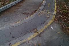 ИНЖЕНЕРЕН АБСУРД СЪЗДАВА ОПАСНОСТ ЗА ПЕШЕХОДЦИ И ВЕЛОСИПЕДИСТИ РАЗЛИЧНИТЕ НОВИНИ-DIFFERENT NEWS