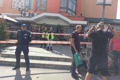 Кола се вряза във витрината на търговски център в София