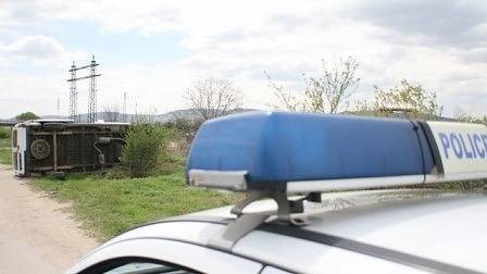 17 души в болница след катастрофа между ТИР и микробус