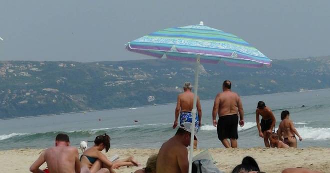 НА КРАНЕВО НА ПЛАЖ РАЗЛИЧНИТЕ НОВИНИ DIFFERENT NEWS