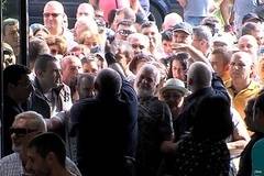 Бой за ваучери при откриването на магазин за домашни потреби и техника в Бургас