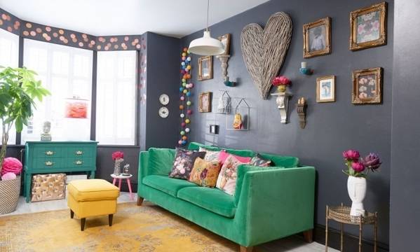 Уникално съчетание на цветове, материи и форми в двуетажна къща