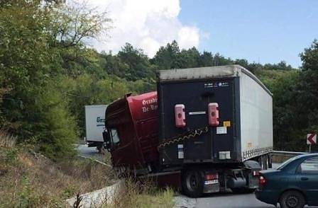 Движението през Ришки проход е затруднено от катастрофирал камион